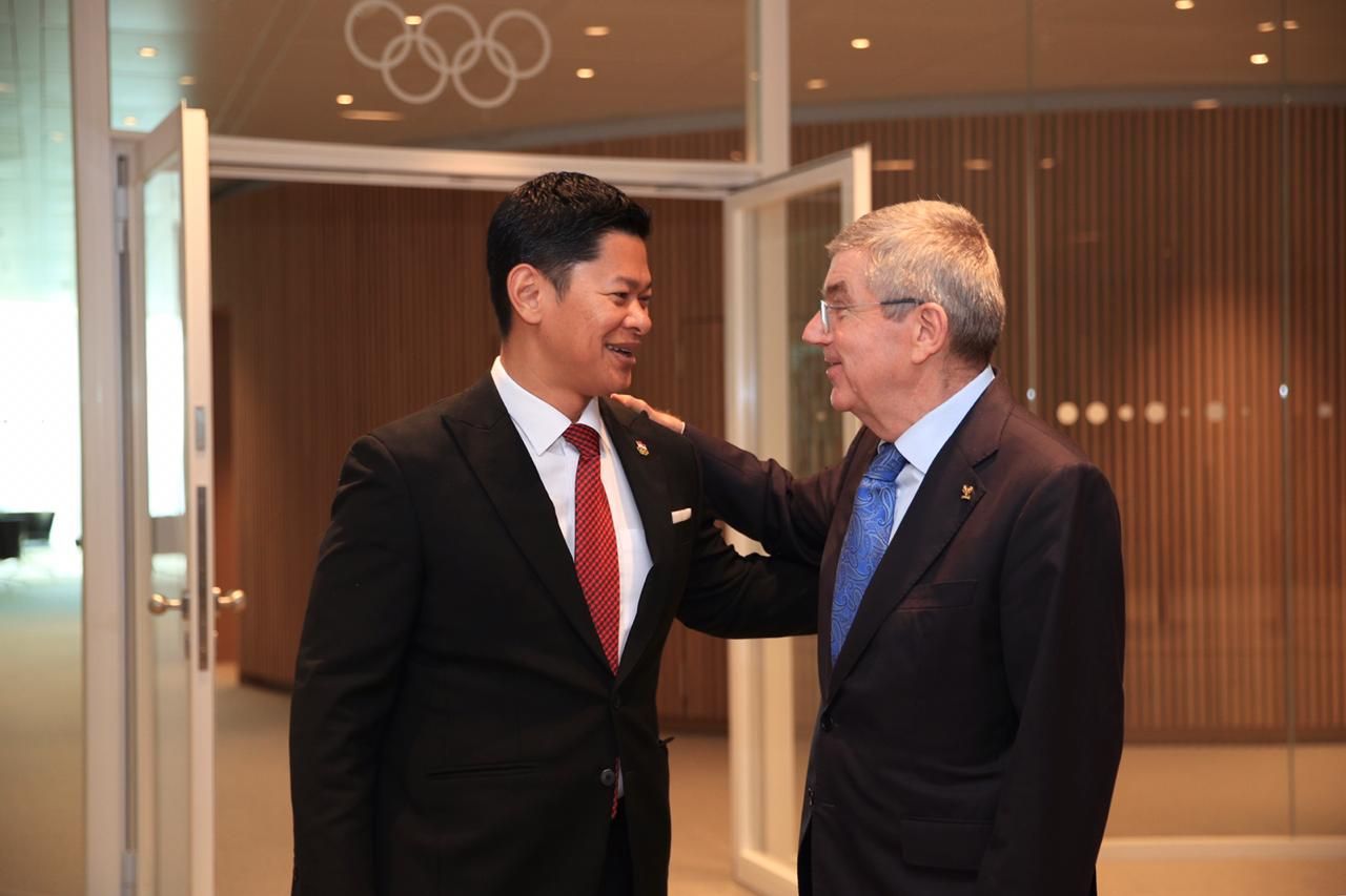Presiden NOC Indonesia Raja Sapta Oktohari (kiri) bertemu Presiden IOC Thomas Bach beberapa waktu lalu. Pesaing Indonesia dalam bidding Olimpiade 2032 kini bertambah dengan majunya Qatar.