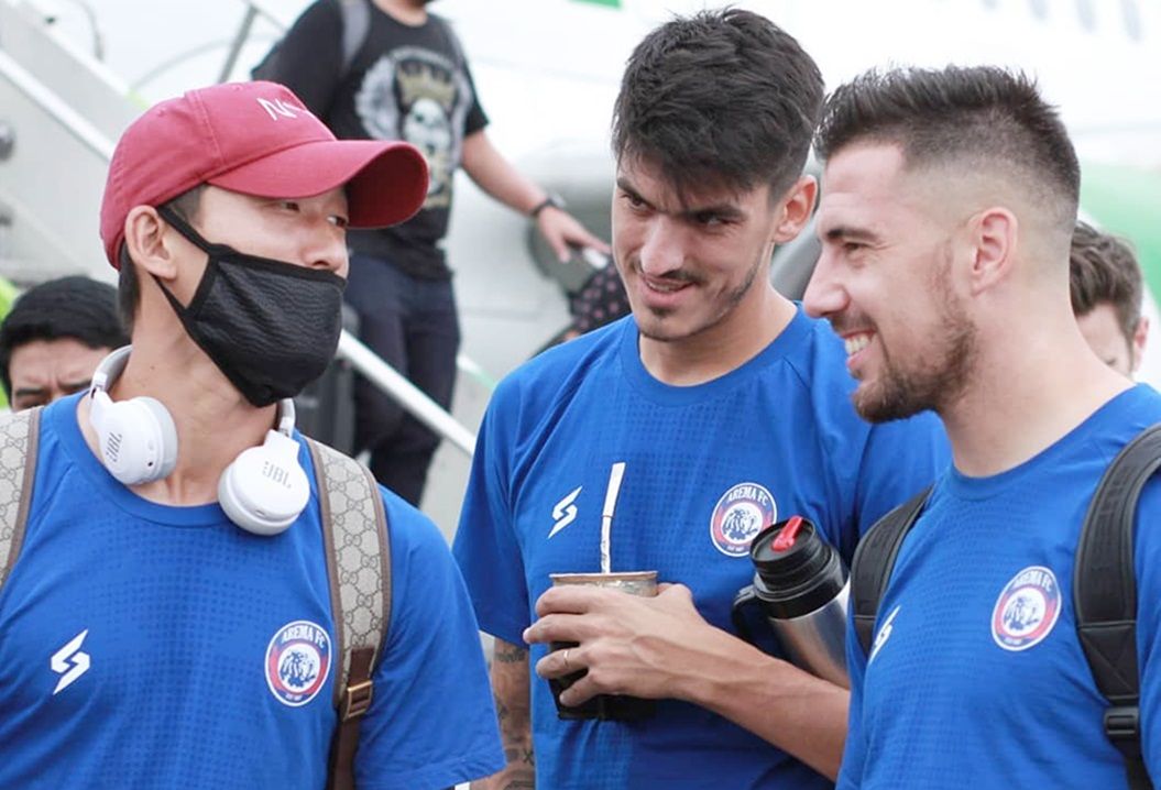 Bek asing Arema FC asal Uruguay, Matias Malvino (tengah) bersama duo pilar impor skuad Singo Edan lainnya, Oh In-kyun serta Jonathan Bauman (kanan) dalam sebuah kesempatan pada Maret 2020.