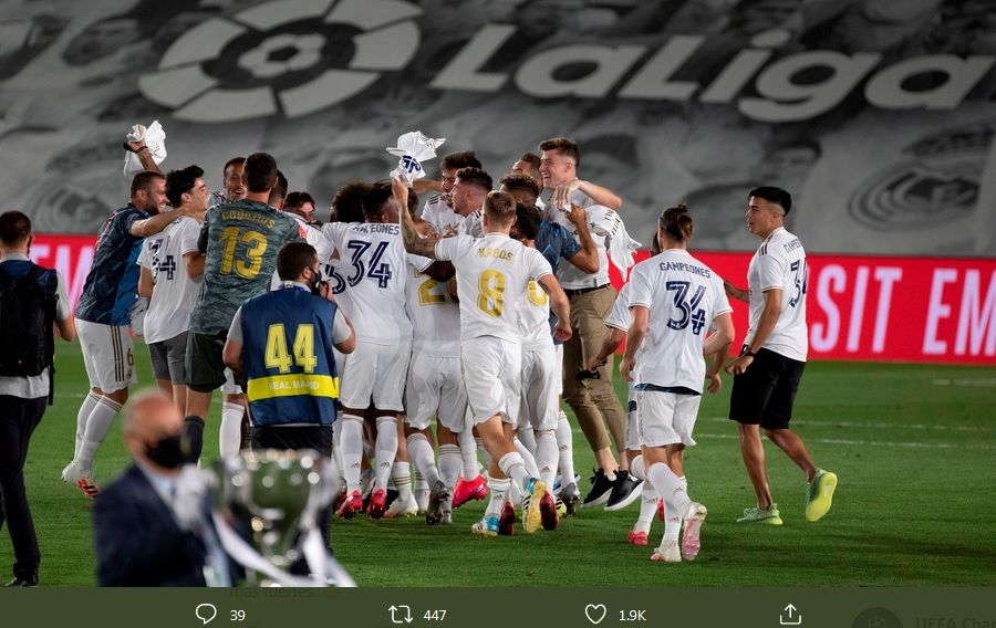 Para pemain Real Madrid merayakan keberhasilan menjadi juara Liga Spanyol 2019-2020.