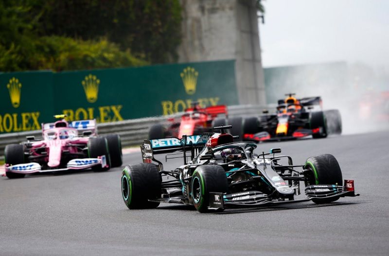 Pembalap Mercedes, Lewis Hamilton (#44), saat tampil dalam sesi balapan F1 GP Hungaria 2020 yang digelar di Hungaroring, pada 19 Juli 2020.