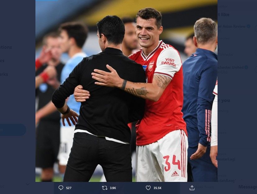 Gelandang Arsenal, Granit Xhaka, memeluk pelatihnya Mikel Arteta, selepas menang di semifinal Piala FA, di Stadion Wembley, Sabtu 18 Juli 2020.