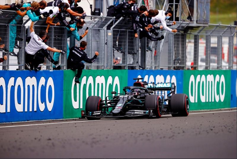 Momen saat pembalap Mercedes AMG-Petronas Lewis Hamilton melintasi garis finis dan disambut segenap kru dalam balapan F1 GP Hungaria di Sirkuit Hungaroring, pada 19 Juli 2020.