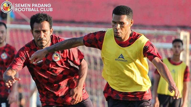 Pemain Semen Padang FC, Vendry Mofu (tengah) latihan bersama tim sebelum Liga 2 2020 pada Maret 2020. Vendry Mofu sempat membela Persiwa Wamena pada Piala AFC 2010.