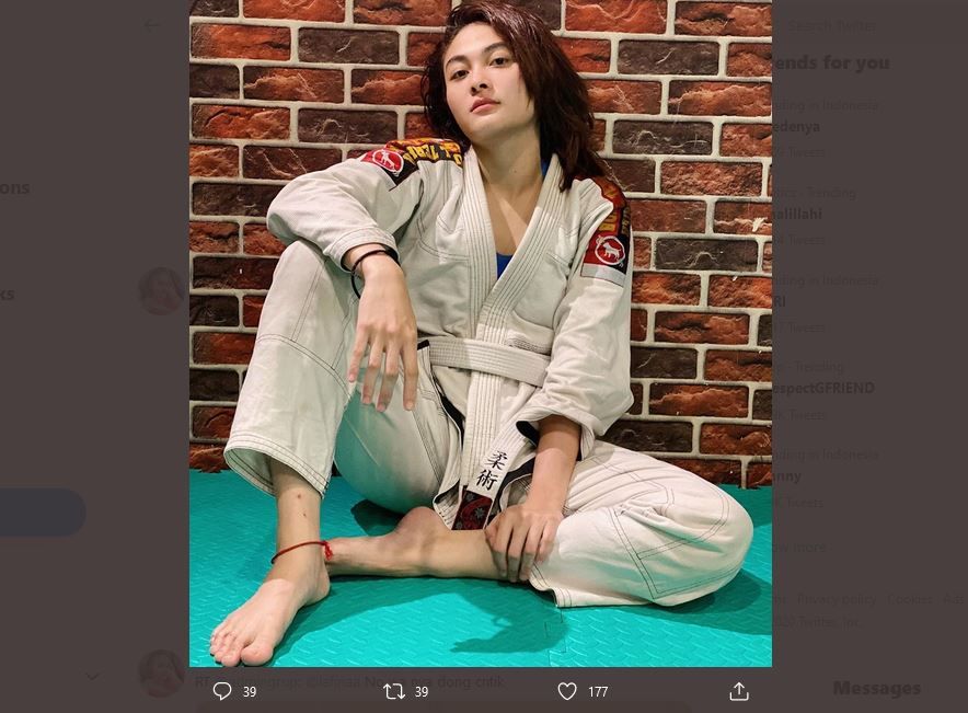 Fina Phillipe, presenter olahraga dan aktris yang merupakan juara jiu-jitsu kelas 51 kg pada Jakarta Brazilian Jiu-jitsu Open 2019.