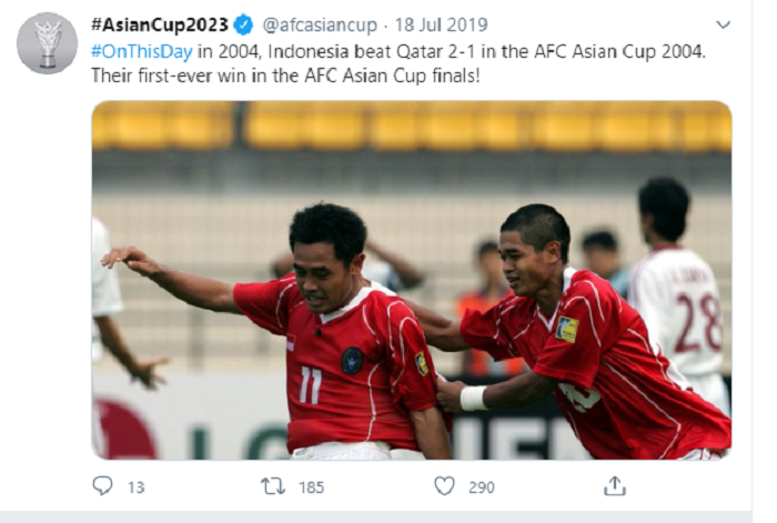 Selebrasi Ponaryo Astaman (11) seusai membuat gol bersama Bambang Pamungkas saat timnas Indonesia mengalahkan timnas Qatar pada laga perdana Grup A fase penyisihan Piala Asia 2004 di Workers Stadium, Beijing, 18 Juli 2004.