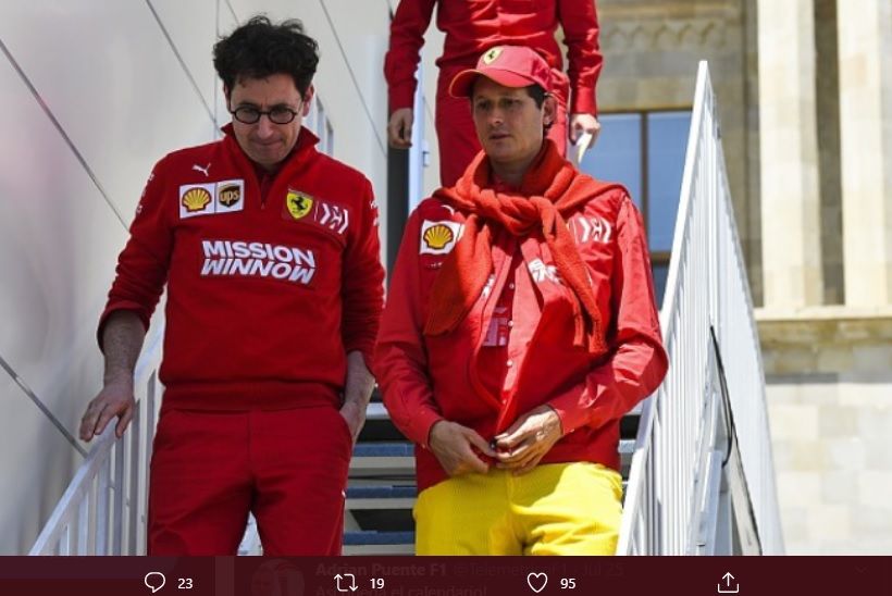 Presiden Ferrari John Elkmann (kanan) bersama Prinsipal Tim Mattia Binotto dalam sebuah kesempatan. Binotto mundur dari posisi bos tim F1 Ferrari pada Selasa (29/11/2022).