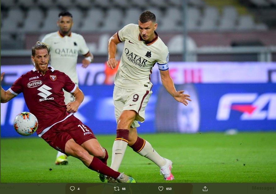Striker AS Roma, Edin Dzeko, menciptakan gol pembuka lawan Torino, di Stadion Grande Torino, Rabu 29 Juli 2020.