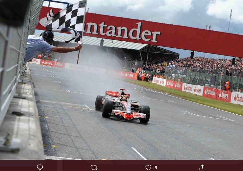 Pembalap F1 Lewis Hamilton saat memenangi GP Inggris perdananya di Sirkuit Silverstone ketika masih memperkuat McLaren pada 6 Juli 2008.