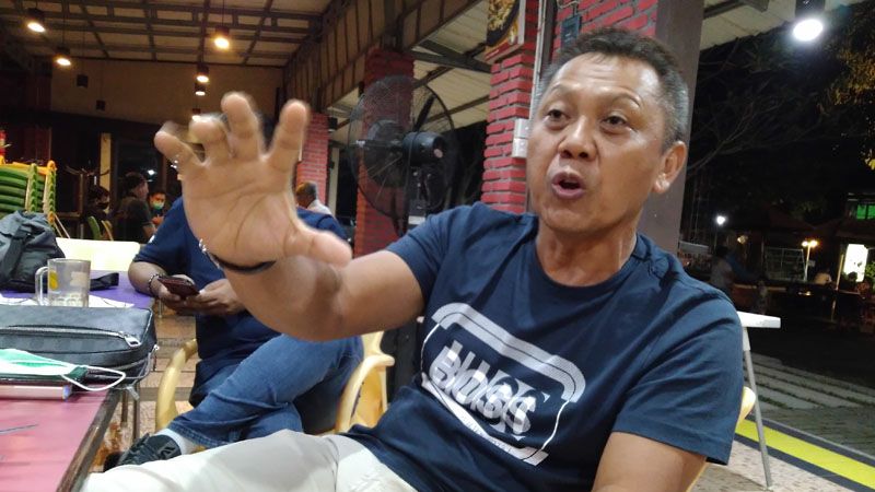 Direktur Operasional PT LIB, Sudjarno, memberikan penjelasan terkait pelaksanaan kompetisi Liga 1 dan Liga 2 2020 pada acara santai di Yogyakarta, 29 Juli 2020. 