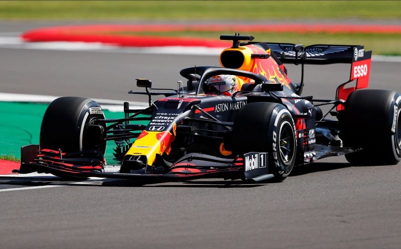 Pembalap Red Bull Racing, Max Verstappen, saat melintasi salah satu tikungan di Sirkuit Silverstone, Inggris, dalam sesi latihan bebas F1 GP Inggris 2020 yang digelar pada Jumat (31/7/2020).
