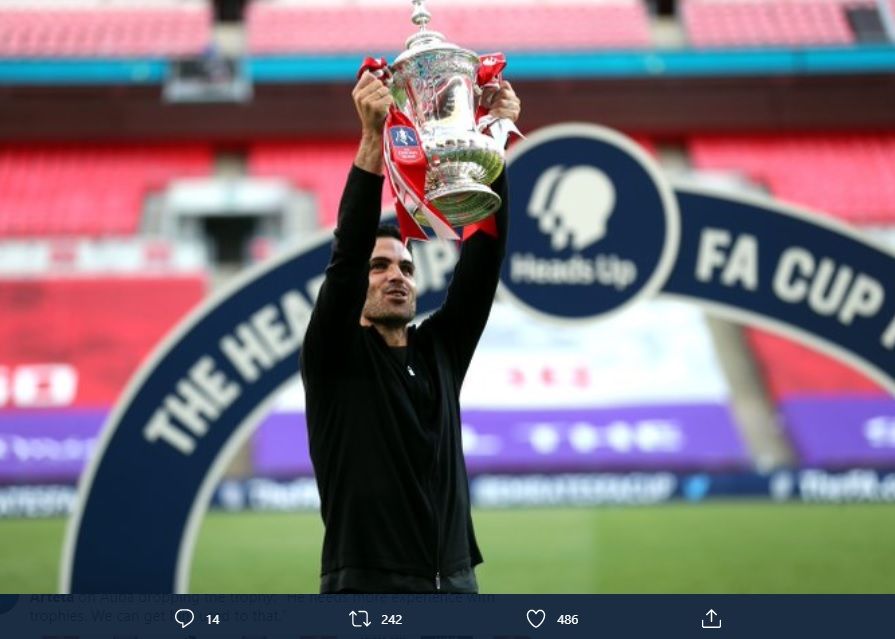 Pelatih Arsenal, Mikel Arteta, mengangkat trofi Piala FA usai membawa timnya menang di final atas Chelsea, Sabtu 1 Agustus 2020.