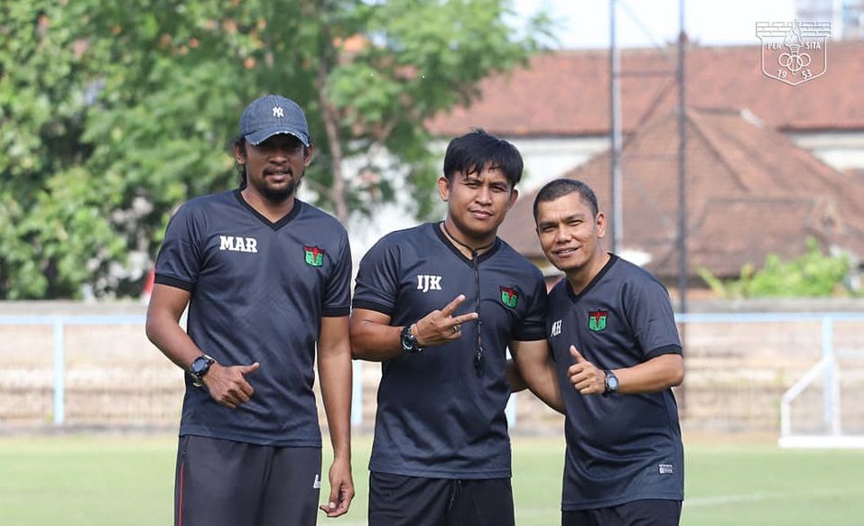 Ilham Jaya Kesuma (tengah), eks-striker timnas Indonesia, diapit dua rekan kerjanya untuk tim kepelatihan Persita Tangerang, pelatih kiper Mukti Ali Raja (kiri) dan pelatih fisik Muchtar Hasibuan.