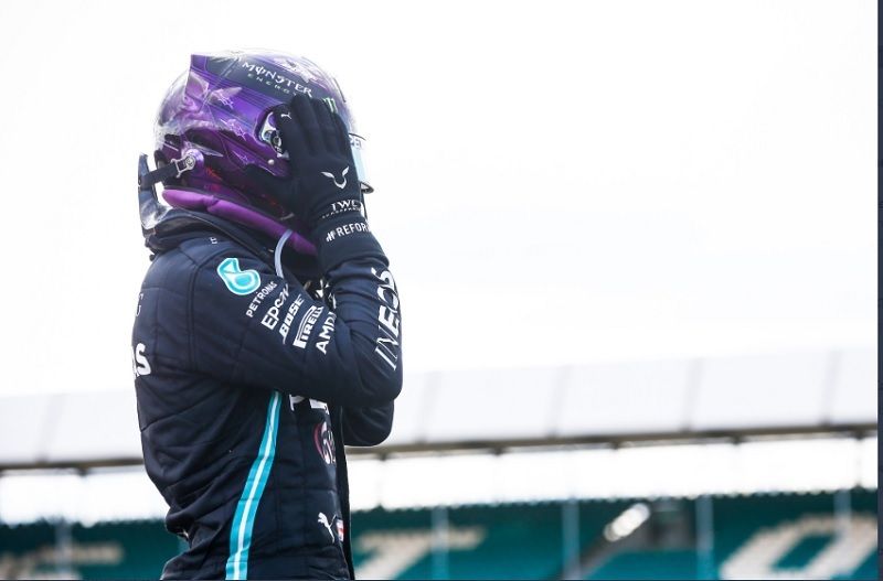 Gestur pembalap Mercedes, Lewis Hamilton, saat menuntaskan balapan F1 GP Inggris 2020 di Sirkuit Silverstone pada Minggu (2/8/2020) dengan kondisi ban kiri hancur.