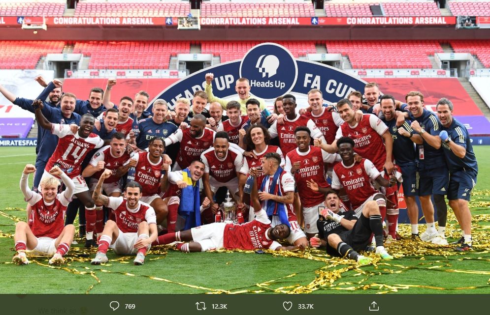 Para  pemain dan staf Arsenal merayakan keberhasilan menjuarai Piala FA usai mengalahkan Chelsea di Stadion Wembley, Sabtu 1 Agustus 2020.