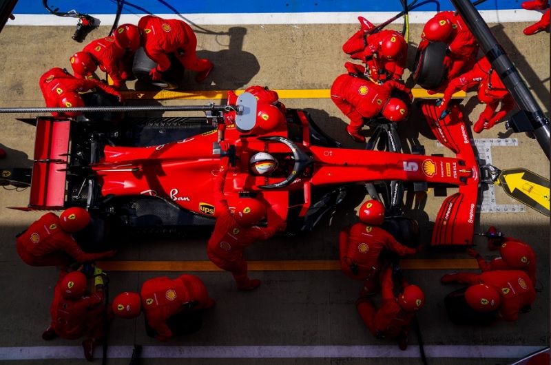 Kru Ferrari saat melakukan proses pit stop pada mobil Sebastian Vettel pada sesi balapan F1 GP Inggris 2020 yang digelar di Sirkuit Silverstone, Inggris, pada Minggu 2 Agustus 2020.