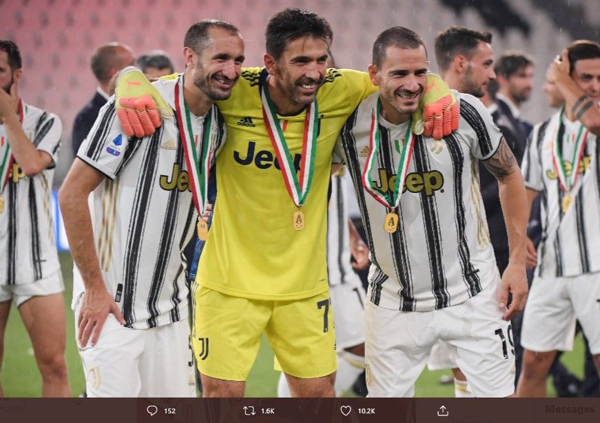 Tiga Pengawal Benteng Juventus, (ki-ka) Giorgio Chiellini, Gianluigi Buffon dan Leonardo Bonucci, berfoto usai mendapat medali juara Liga Italia 2019-2020, di Allianz Stadium,  Sabtu 1 Agustus 2020.