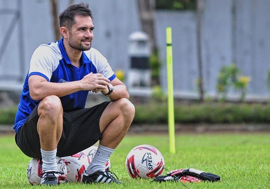 Pelatih kiper, Felipe Americo Martins Goncalves, mengawasi pemain-pemain Arema FC berlatih dalam sebuah kesempatan pada 2020.