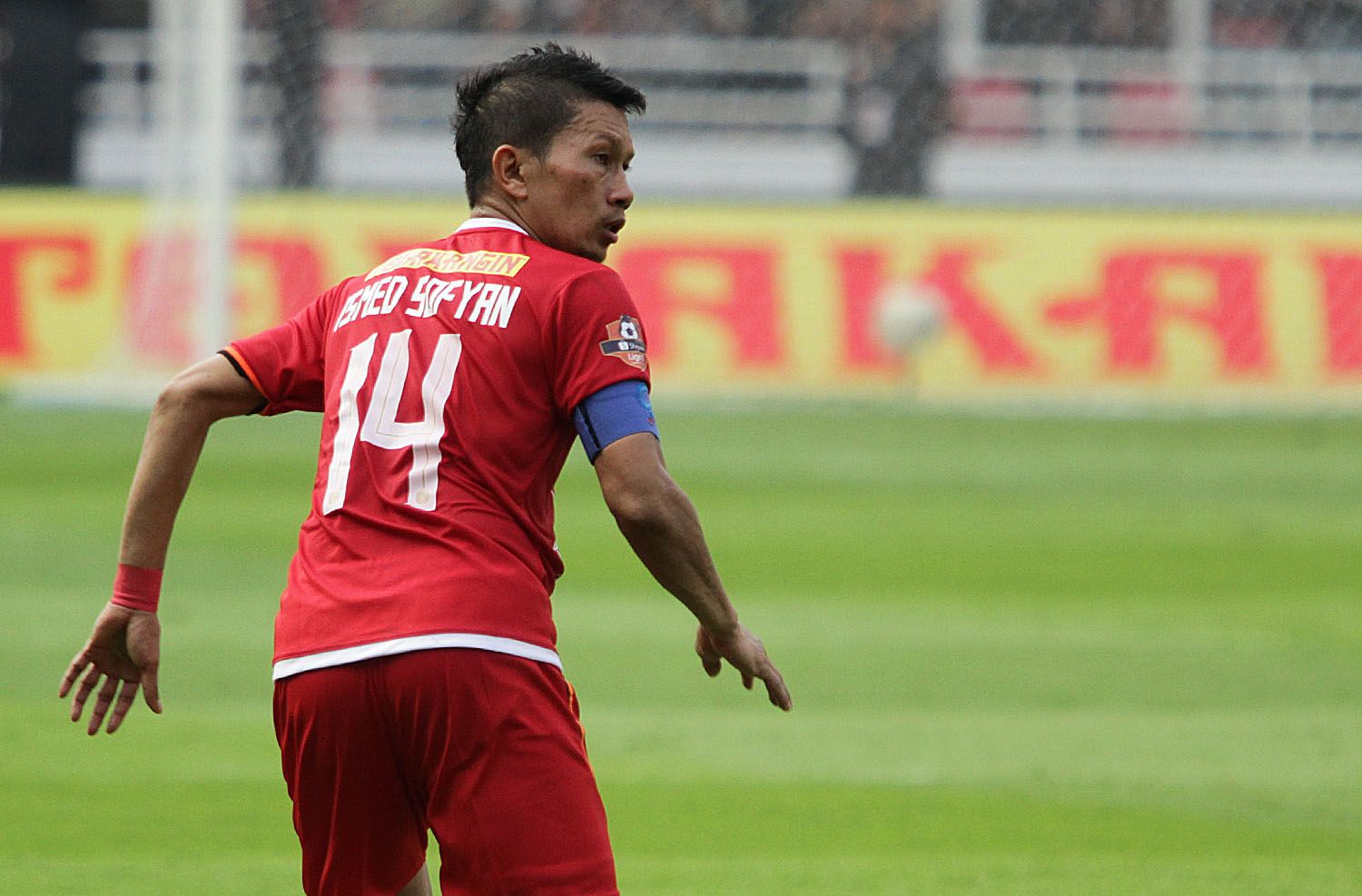 Bek kanan senior Ismed Sofyan saat mengemban tugas sebagai kapten Persija dalam pertandingan Liga 1 2018.