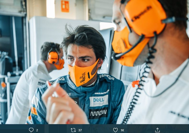Pembalap McLaren Carlos Sainz Jr saat mendengarkan penjelasan dari salah satu kru timnya usai race GP Inggris di Sirkuit Silverstone pada 2 Agustus 2020.