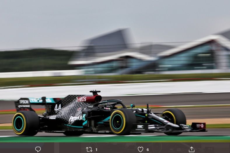 Pembalap Mercedes AMG Petronas, Lewis Hamilton, jadi yang tercepat dalam FP2 F1 70th Anniversary GP di Sirkuit Silverstone, Inggris, 7 Agustus 2020.