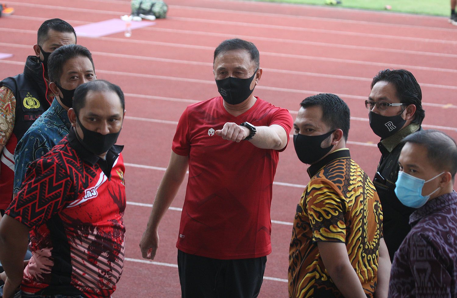 Ketua Umum PSSI, Mochamad Iriawan (tengah), meninjau langsung latihan perdana timnas Indonesia dalam agenda pemusatan latihan di Stadion Madya, Senayan, Jakarta pada 7 Agustus 2020.