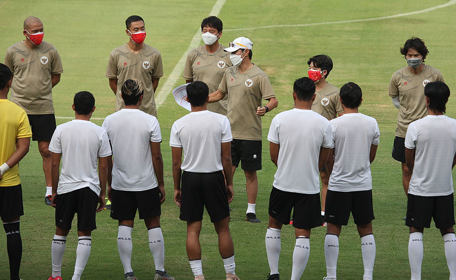 Pelatih timnas Indonesia, Shin Tae-yong (tengah) memimpin latihan di Stadion Madya, Jakarta pada 7 Agustus 2020.