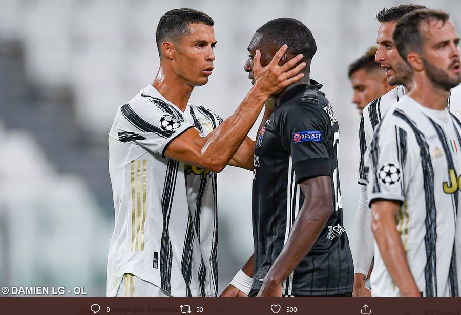 Striker Juventus, Cristiano Ronaldo, berbicara dengan bek Olympique Lyon, Marcelo, pada leg kedua 16 besar Liga Champions di Stadion Allianz, Turin, Jumat (7/8/2020).