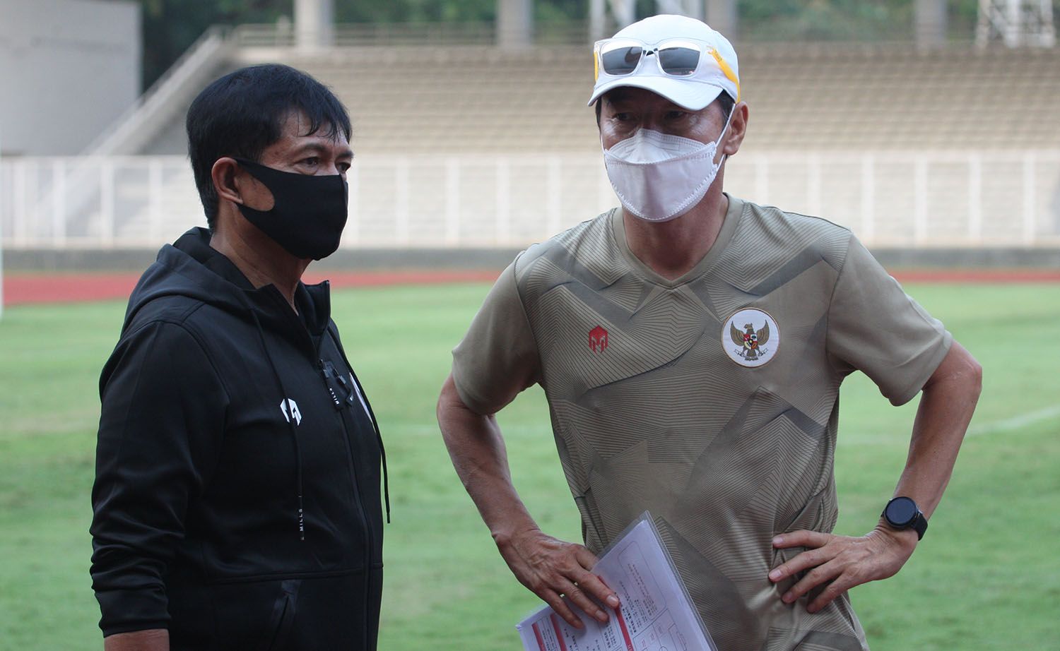 Pelatih timnas Indonesia, Shin Tae-yong (kanan) berdiskusi dengan Direktur Teknik PSSI, Indra Sjafri, saat pemusatan latihan timnas Indonesia di Stadion Madya, Senayan, Jakarta pada 7 Agustus 2020.