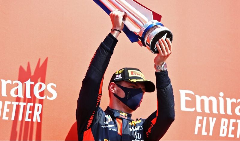 Pembalap Tim Aston Martin Red Bull Racing, Max Verstappen, saat mengangkat piala kemenangan di GP 70th Anniversary yang digelar di Sirkuit Silverstone, Inggris, 9 Agustus 2020. Minggu (30/8/2020) besok, Verstappen akan mencoba mengulang sukses tersebut saat digelarnya GP Belgia.