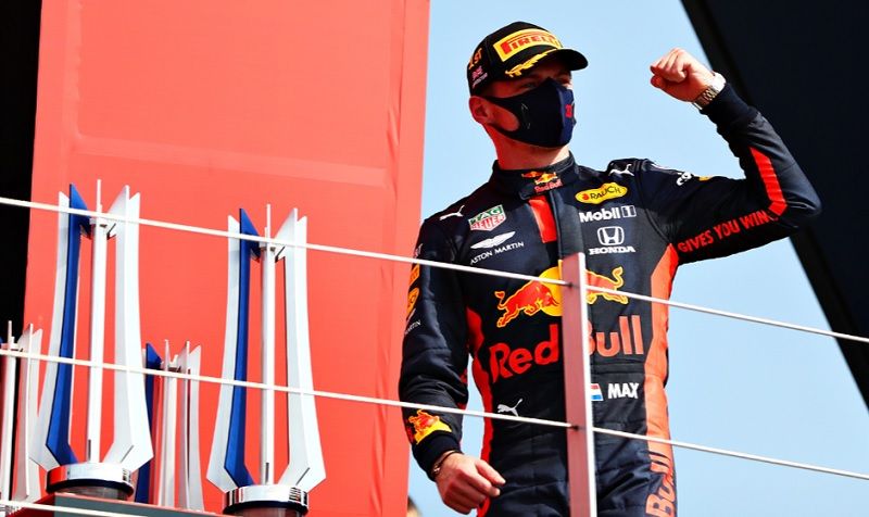 Max Verstappen (Red Bull Racing) berpose dengan tangan menggenggam setelah memenangi balapan F1 70th Anniversary GP di Sirkuit Silverstone, Inggris, Minggu 9 Agustus 2020.