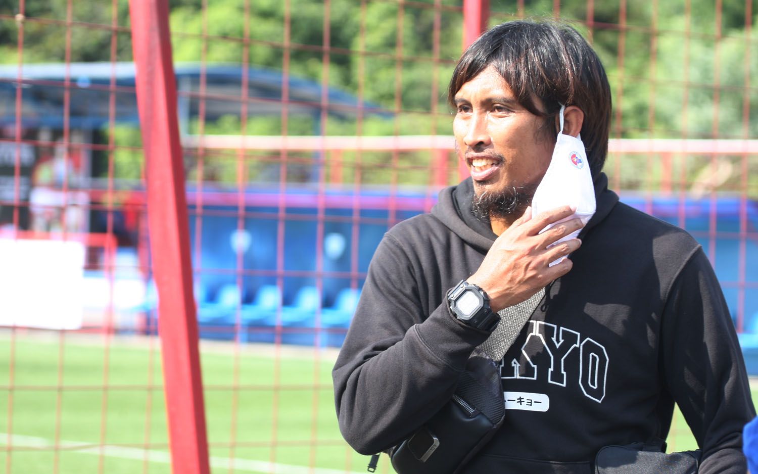 Budi Sudarsono, mantan pemain timnas Indonesia, saat menghadari pertandingan amal pada masa pandemi, di Pancoran Soccer Field, Jakarta pada Juli 2020.