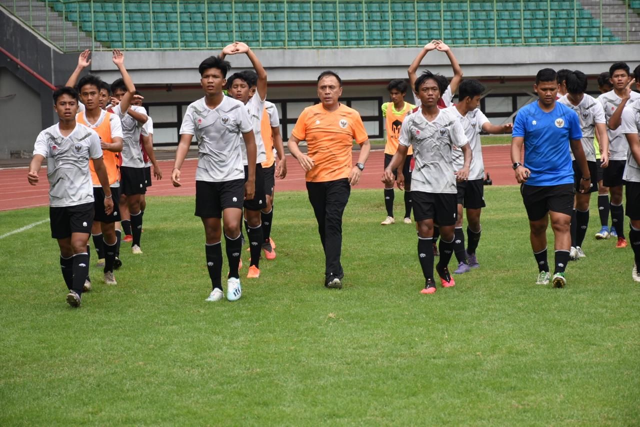 Ketua Umum PSSI, Mochamad Iriawan (jersi jingga), ikut lari-lari kecil bersama pemain timnas Indonesia U-16 di Stadion Patriot Candrabhaga, Kota Bekasi, 18 Agustus 2020.
