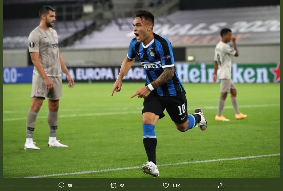 Striker Inter Milan, Lautaro Martinez, saat merayakan gol ke gawang Shakhtar Donetsk di semifinal Liga Europa, Senin (17/8/2020).