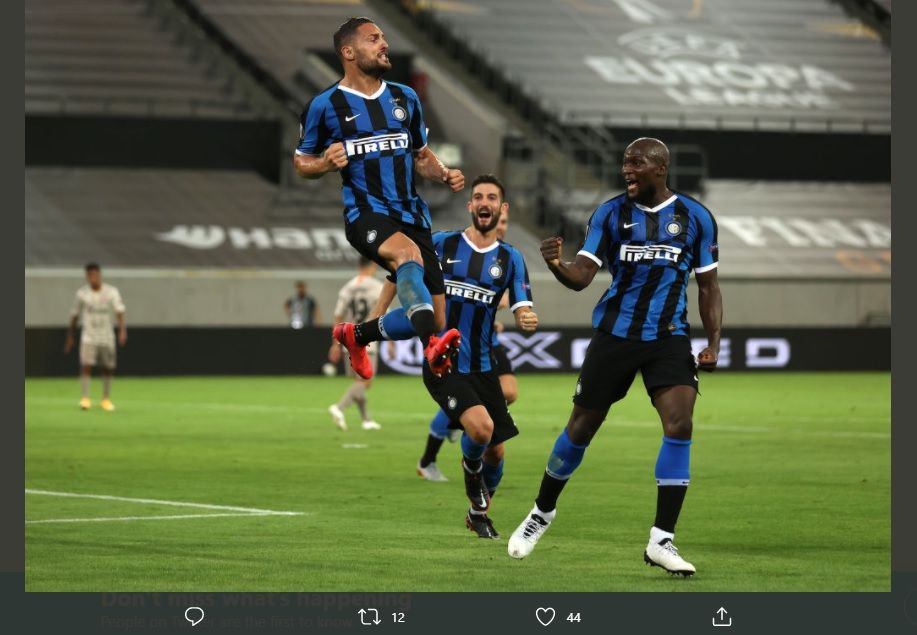 Bek Inter Milan, Danilo D'Ambrosio (atas), merayakan gol ke gawang Shahktar Donetsk dalam duel semifinal Liga Europa di Merkur Spiel-Arena, Senin (17/8/2020).