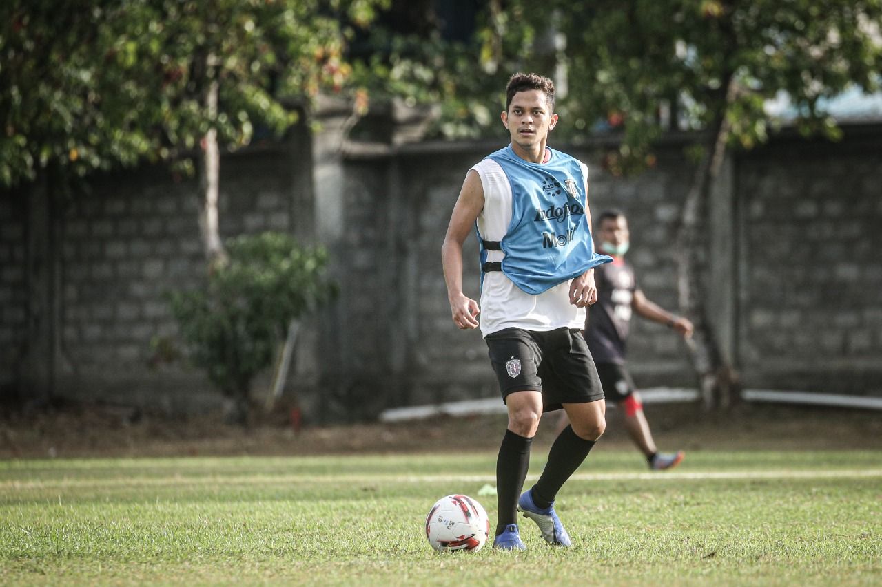 Gelandang Bali United, Arapenta Lingka Poerba, dalam sesi latihan persiapan timnya melanjutkan Liga 1 2020 dan Piala AFC 2020 pada Agustus 2020.