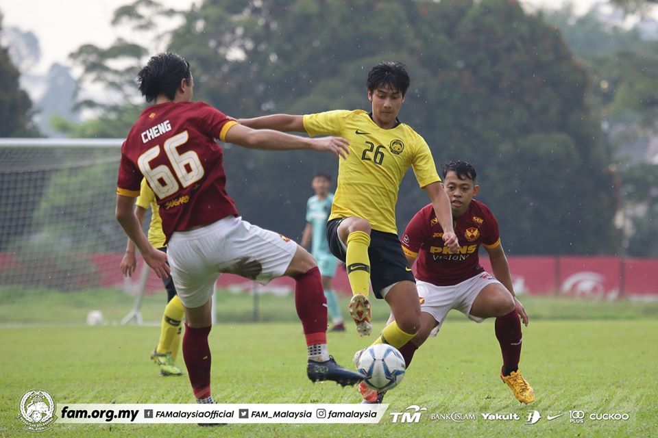 Aksi Wan Kuzri Wan Ahmad (tengah) saat timnas Malaysia U-19 melawan Selangor II pada laga persahabatan di Pusat Pelatihan Asosiasi Sepak Bola Selangor (FAS), Rabu (19/8/2020).