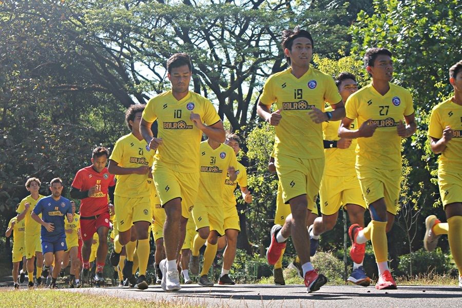 Skuat Arema FC lakukan cross country  di kawasan dalam hutan Kebun Raya Purwodadi, Kabupaten Pasuruan 