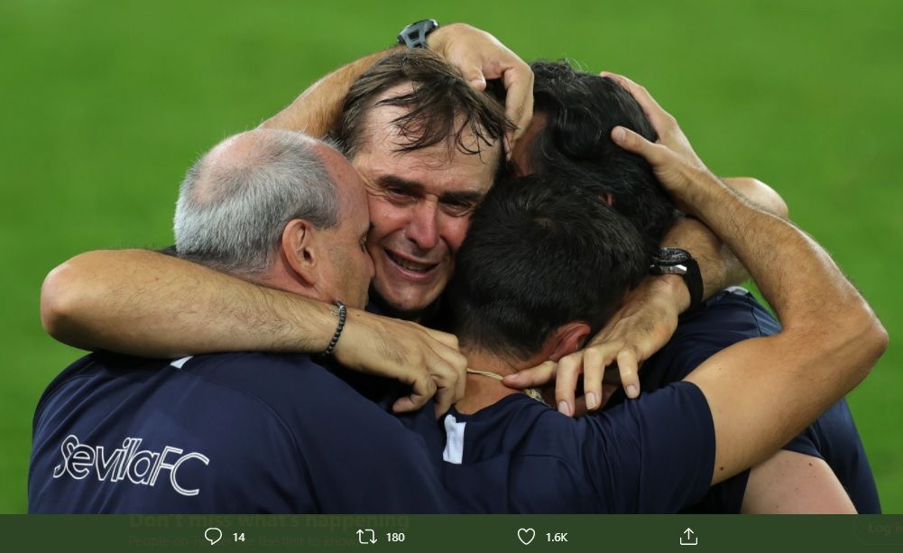 Pelatih Sevilla, Julen Lopetegui (tengah), dirangkul para stafnya usai berhasil menjuarai Liga Europa 2019-2020. (Twitter/UEFA Europa League)