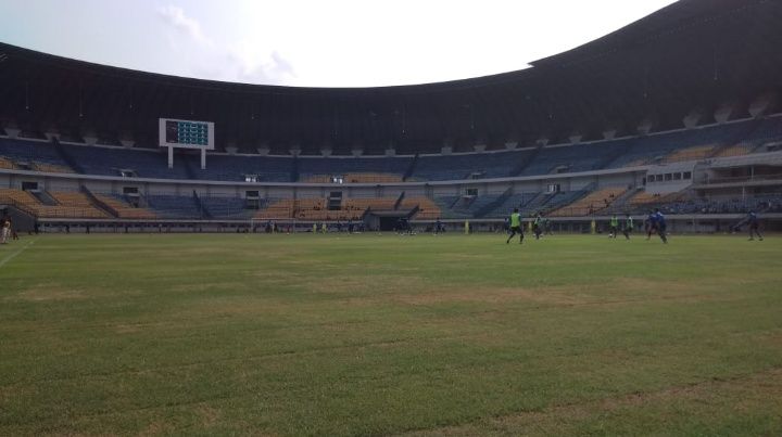 Kondisi Stadion GBLA di saat ini. Hijaunya rumput stadion  ini dimanfaatkan Persib untuk beruji coba