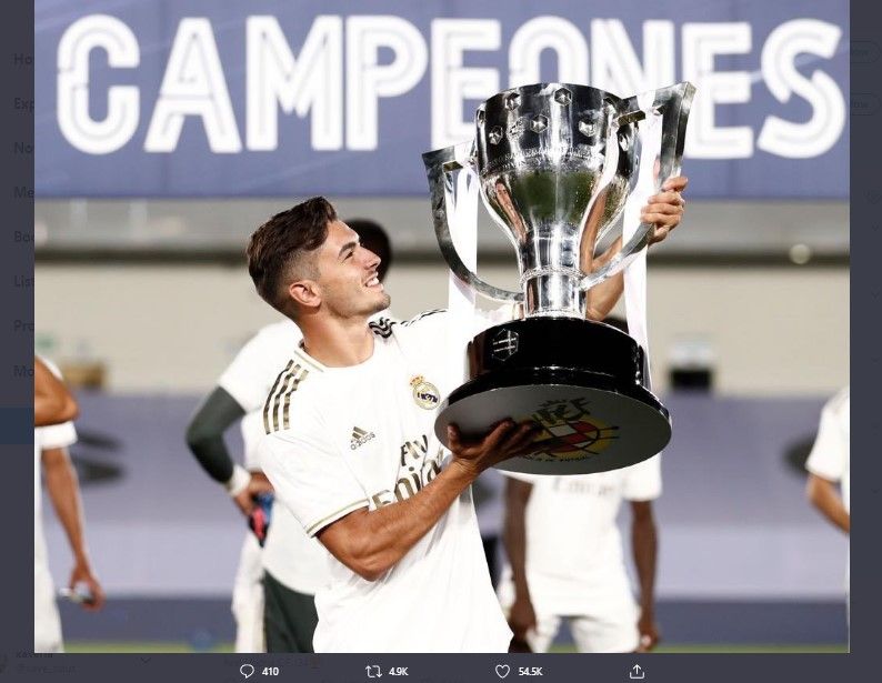 Gelandang serang belia Real Madrid, Brahim Diaz, mengangkat trofi juara Liga Spanyol.