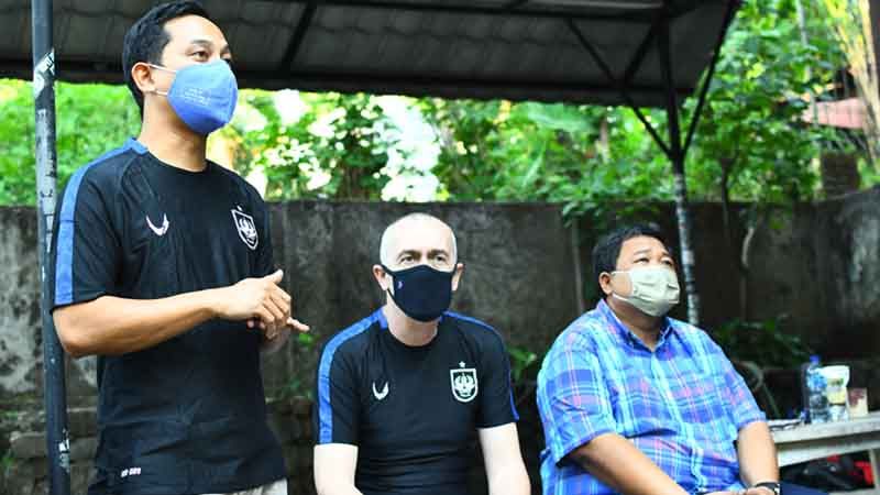 Dokter tim PSIS, Alfan Nur Asyhar (kiri) memberikan penjelasan kepada pemain di mess tim di Semarang, Senin (24/8/2020). 