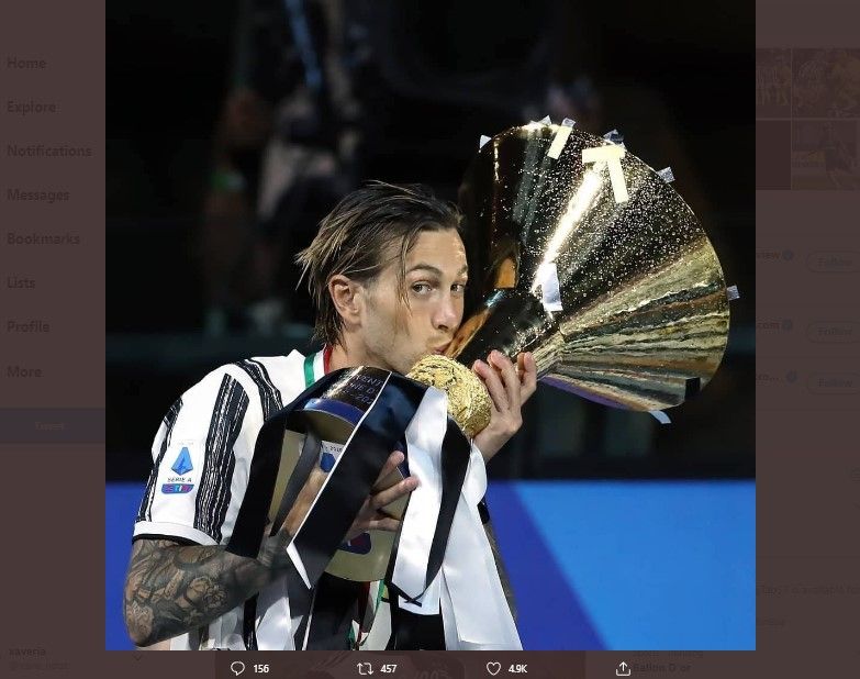 Winger Juventus, Federico Bernardeschi, mencium trofi juara Liga Italia 2019-2020.