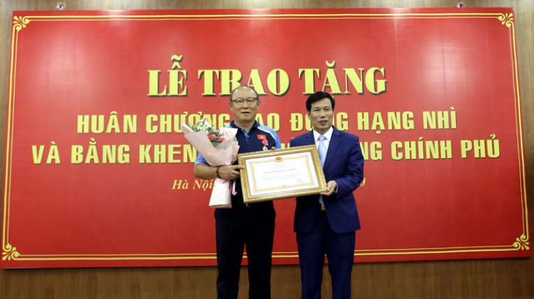 Park Hang-seo, pelatih timnas Vietnam, saat menerima penghargaan dari pemerintah Vietnam pada Kamis, 27 Agustus 2020. 