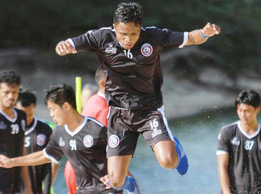 Arema FC kembali menggelar physical-refreshing training di kawasan Pantai Balekambang pesisir pantai Malang selatan sepertti musim 2019 lalu