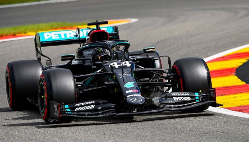 Penampilan Lewis Hamilton (Mercedes-AMG Petronas) kala tampil pada sesi latihan bebas ketiga F1 GP Belgia 2020 yang digelar di Sirkuit Spa-Francorchamps pada Sabtu, 29 Agustus 2020.