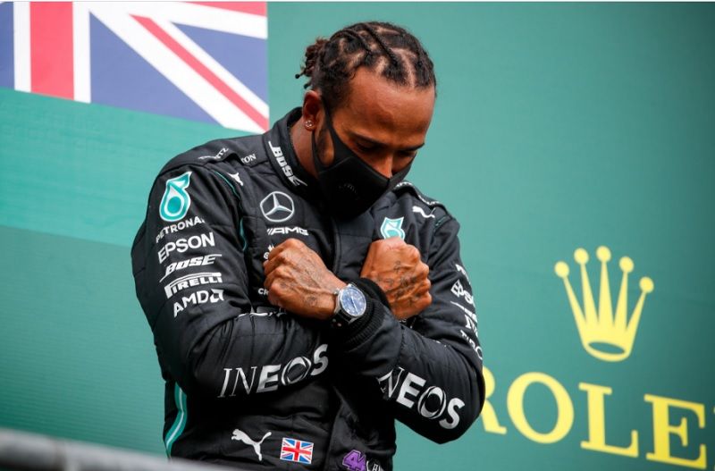 Lewis Hamilton (Mercedes-AMG Petronas) kembali menunjukkan gestur Wakanda Forever saat berdiri di atas podium kemenangan pada gelaran F1 GP Belgia 2020 di Sirkuit Spa-Francorchamps pada Minggu (30/8/2020).