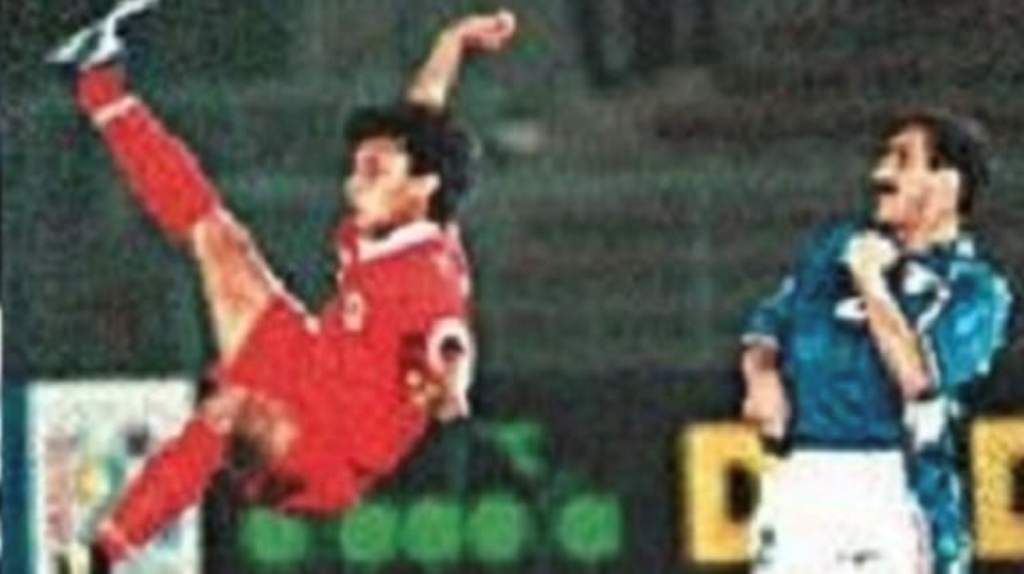 Widodo C Putro (kiri) saat melakukan tendangan akrobatik, tendangan salto, atau sotekan kalajengking, yang berbuah gol ke gawang Kuwait, dalam Piala Asia 1996 di Abu Dabhi, Uni Emirat Arab.