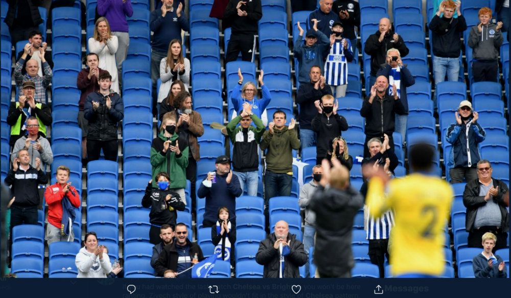 Sebagian besar penonton melepas masker saat menyaksikan laga pramusim Brighton & Hove Albion vs Chelsea di Stadion Amex, Sabtu 29 Agustus 2020. (Twitter/MyFirstAgent)