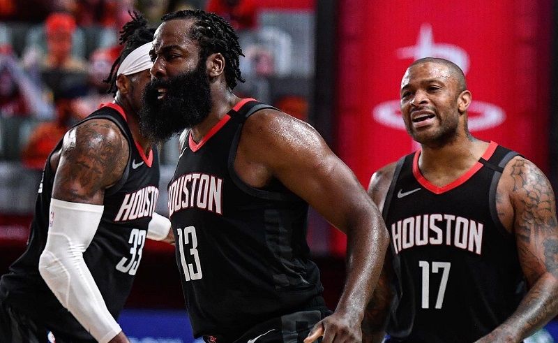 Ekspresi James Harden (tengah) sesaat setelah berhasil melakukan blok yang jadi kunci kemenangan Houston Rockets pada gim ketujuh laga babak pertama NBA Play-off 2020 kontra Oklahoma City Thunder yang digelar Kamis, 3 September 2020 WIB.