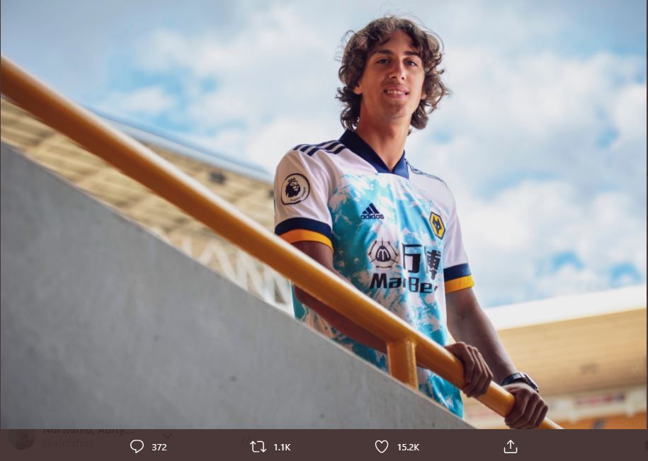Sosok Fabio Silva mengenakan jersi terbaru Wolverhampton Wanderers saat diperkenalkan sebagai pemain anyar, Minggu 6 September 2020.